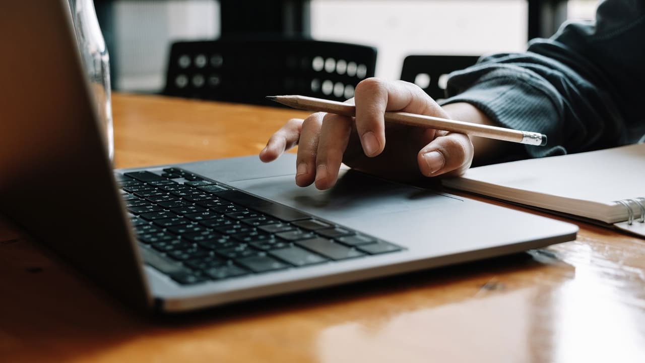 <h3 class="cms-H3-H3">En línea: inglés al alcance del celular </h3>Cuando los horarios complican asistir en persona,
<b>hay plataformas gratuitas disponibles desde cualquier lugar</b>:
<br>
<b>USA Learns:</b>
<a href="https://www.usalearns.org/" target="_blank">usalearns.org</a> - Cursos completos de inglés básico e intermedio, con lectura, videos y práctica.
<br>
<b>VOA Learning English:</b>
<a href="https://learningenglish.voanews.com/" target="_blank">learningenglish.voanews.com</a> – Noticias y lecciones en inglés, ideales para entrenar el oído.
<br>
<b>USAHello Classroom:</b>
<a href="https://classroom.usahello.org/" target="_blank">usahello.org/classroom</a> – Clases de inglés, GED y ciudadanía gratis para migrantes.
<br>
<b>UPchieve: </b>
<a href="https://upchieve.org/" target="_blank">upchieve.org </a>– Tutoría gratuita en inglés y matemáticas para adolescentes, disponible 24/7.