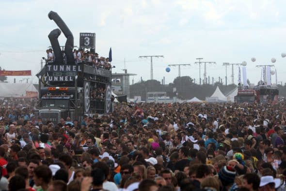 Al ser un evento gratuito, fue demasiada la gente que asistió a este encuentro y las cosas se salieron de control. Esta es una imagen del Love Parade de aquél año.