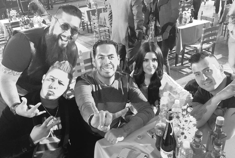 Y los chicos de Matute también subieron al escenario para cantar el tema 'La Célula Que Explota', original de Caifanes pero esta vez sonó en versión ranchera.