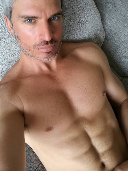 Aunque en la novela de “Tres Veces Ana” lo vemos como el tío ejemplar. También Mariano tiene su lado muy sexy.