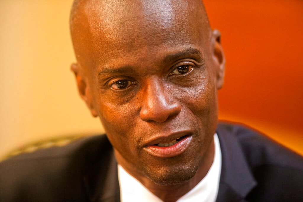 <b>Jovenel Moïse, presidente de Haití.</b>
<br>
<br>Asumió el cargo en 2017. El 7 de julio de 2021 
<a href="https://www.univision.com/noticias/america-latina/asesinan-presidente-haiti-juvenal-moise"><u>fue asesinado por un grupo armado que entró a la fuerza a su residencia</u></a>. Su esposa resultó herida. Tenía 53 años.
<br>