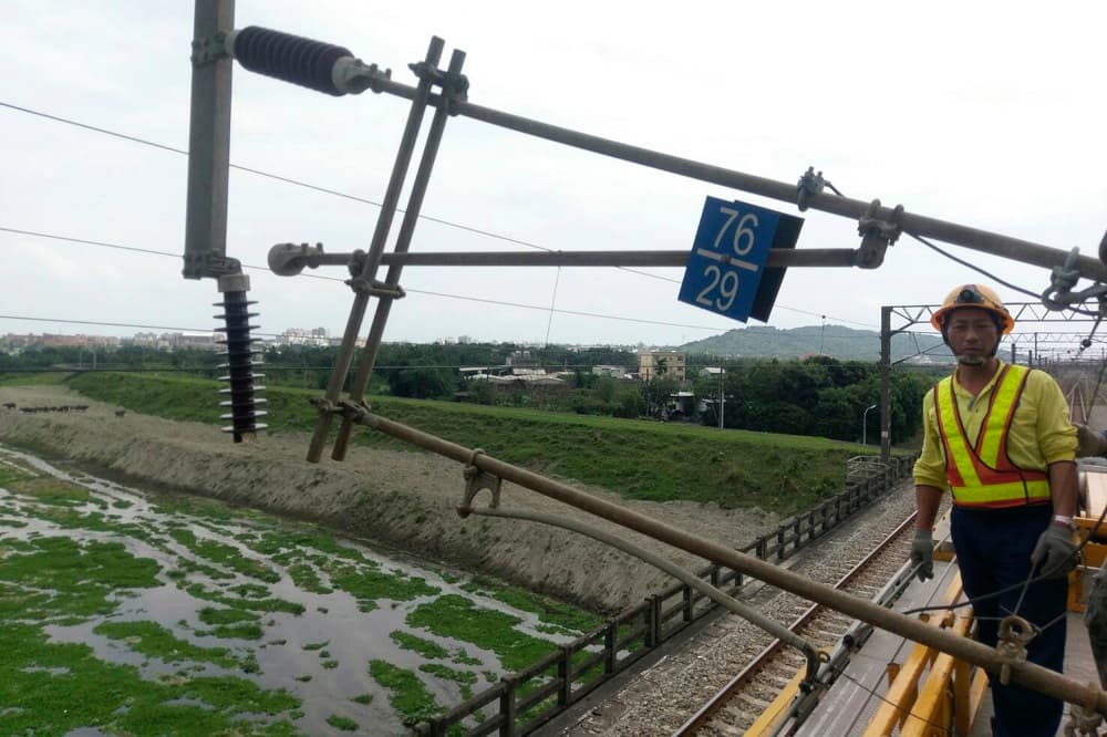 Asimismo, el tren de alta velocidad de Taiwán y el metro de Taipéi se vieron obligados a interrumpir sus operaciones. En la imagen, un trabajador del Departamento del Ferrocarril de Taiwán trabaja en una línea del tren cerca de Hualien que se vio fuertemente afectada.