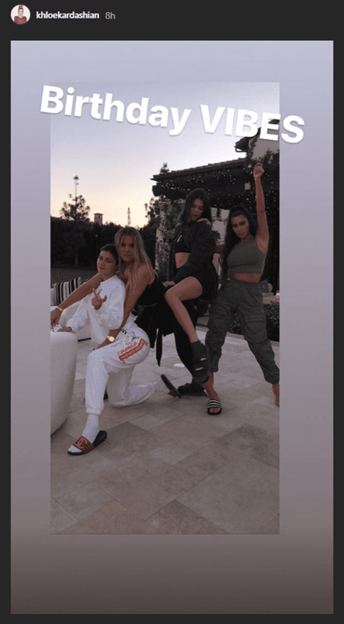 Este miércoles, la familia se reunió para celebrar el 
<a href="https://www.univision.com/entretenimiento/las-kardashian-presentan-al-fin-a-las-pequenas-chicago-y-true-juntas-en-una-foto-fotos"><b>cumpleaños 34</b></a> de 
<a href="https://www.univision.com/entretenimiento/celebridades/khloe-kardashian-de-hermana-de-kim-a-estrella-polemica-de-la-television-fotos"><b>Khloé Kardashian</b></a> y allí estaba el basquetbolista de 27 años, 
<b>de vuelta al universo</b> Kardashian-Jenner, a dos meses de que circularan imágenes que lo mostraban con otras mujeres, incluso durante el fin de semana antes de que la empresaria
<b> <a href="https://www.univision.com/entretenimiento/nace-la-hija-de-khloe-kardashian-y-tristan-thompson-en-medio-del-escandalo-de-infidelidad">diera a luz a su hija</a></b> True, el 12 de abril.