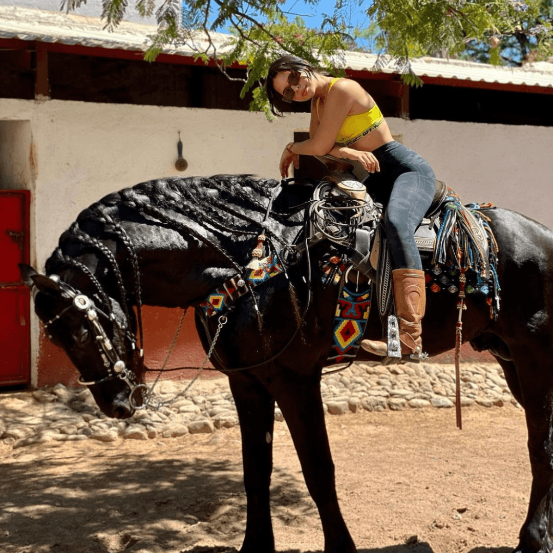 <a href="https://www.univision.com/galavision/premios-juventud-2021-15-datos-curiosos-de-angela-aguilar-fotos" target="_blank">Ángela Aguilar es una amante de los caballos</a>. Tiene tres en su rancho, y uno de ellos, Speedy, fue un regalo de Vicente Fernández.