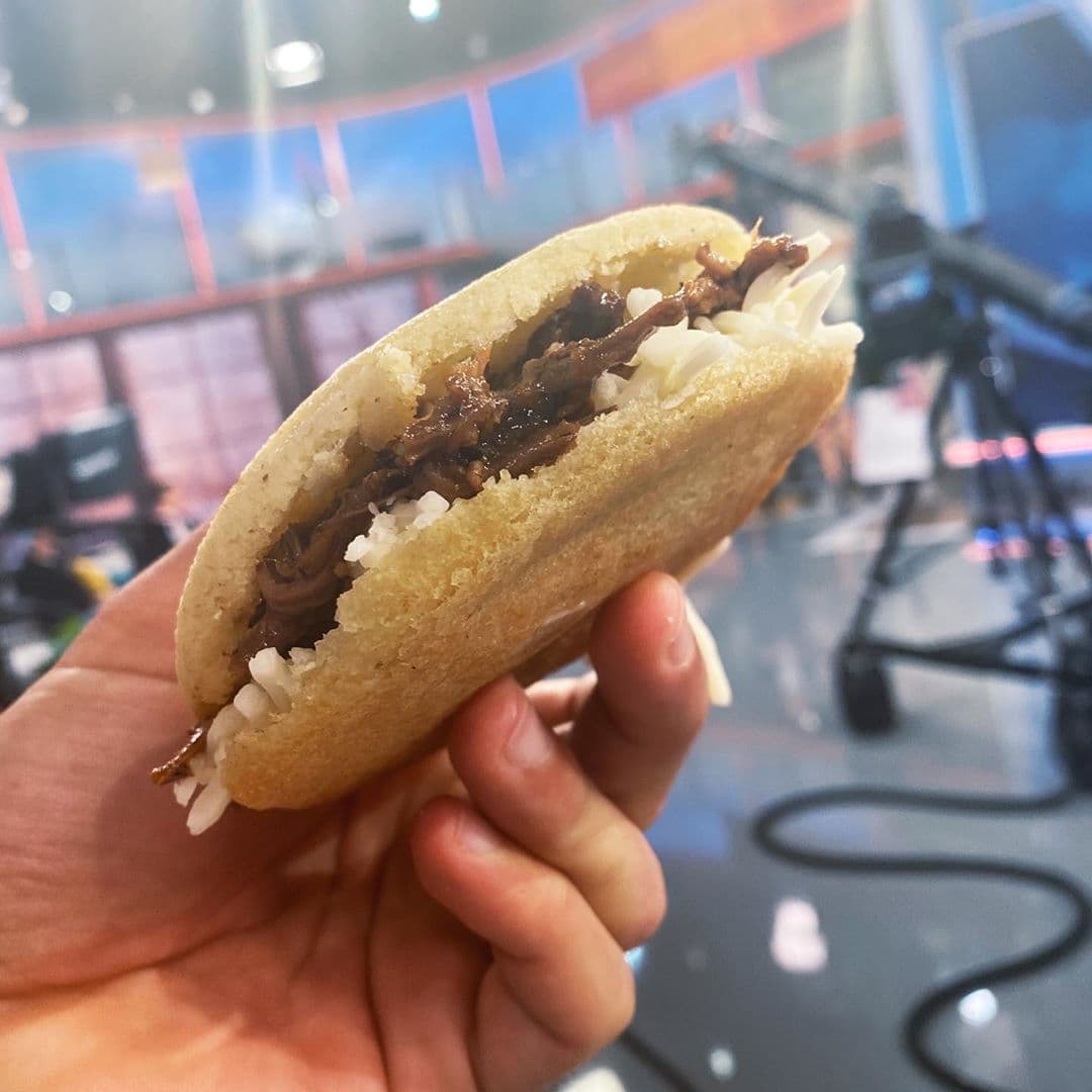 "No es cualquier arepa, por que el relleno es una receta secreta de puerco asado de las manos de @collinsoficial", dice Yisus, quien presume lo bien que se come en nuestra casita.