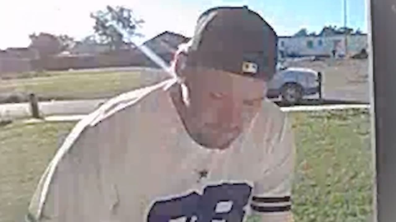 <h3 class="cms-H3-H3">Dónde denunciar 🚓 </h3>Las autoridades en Texas 
<b>piden apoyo para identificar a los sospechosos de robos de paquetes. </b>
<br>Si tienes información sobre un caso similar, 
<b>puedes comunicarte con la policía local de tu ciudad o condado. </b>
<br>También es posible enviar avisos anónimos a Crime Stoppers en tu área. 
<br>Reportar ayuda a detener estos delitos y
<b> a proteger a toda la comunidad.</b>