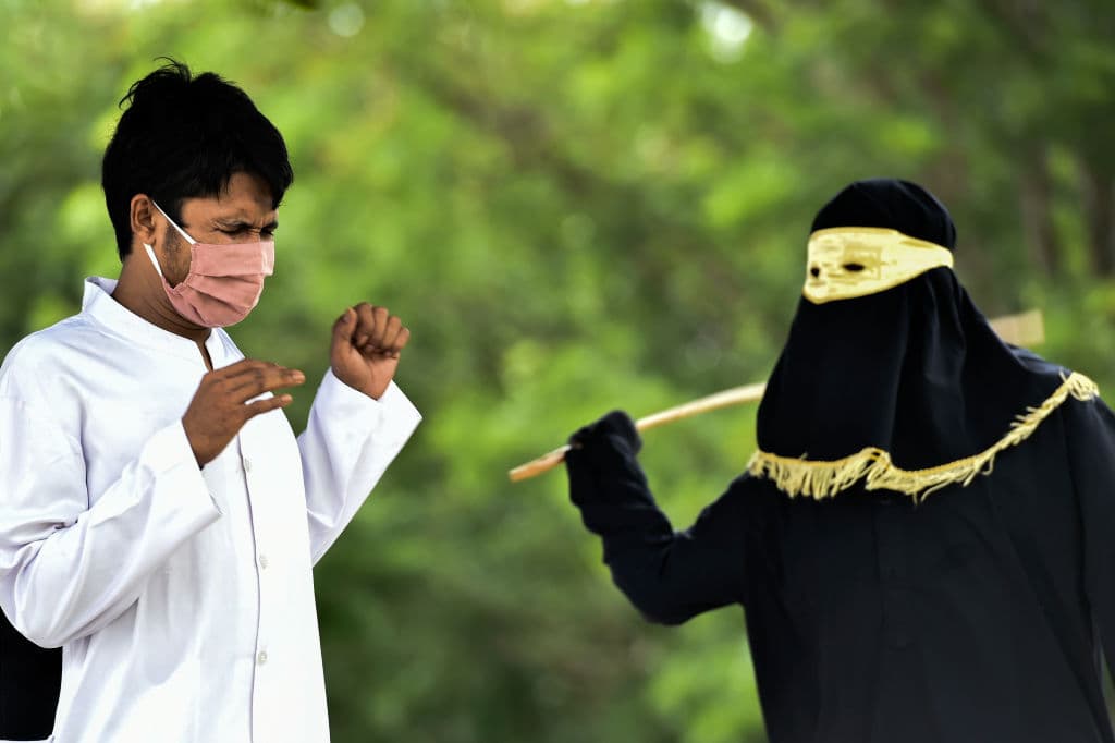 Un hombre recibe 100 azotes por parte de la policía religiosa como castigo por tener relaciones sexuales prematrimoniales, frente a una mezquita en Jantho, provincia de Aceh, el 5 de junio de 2020.