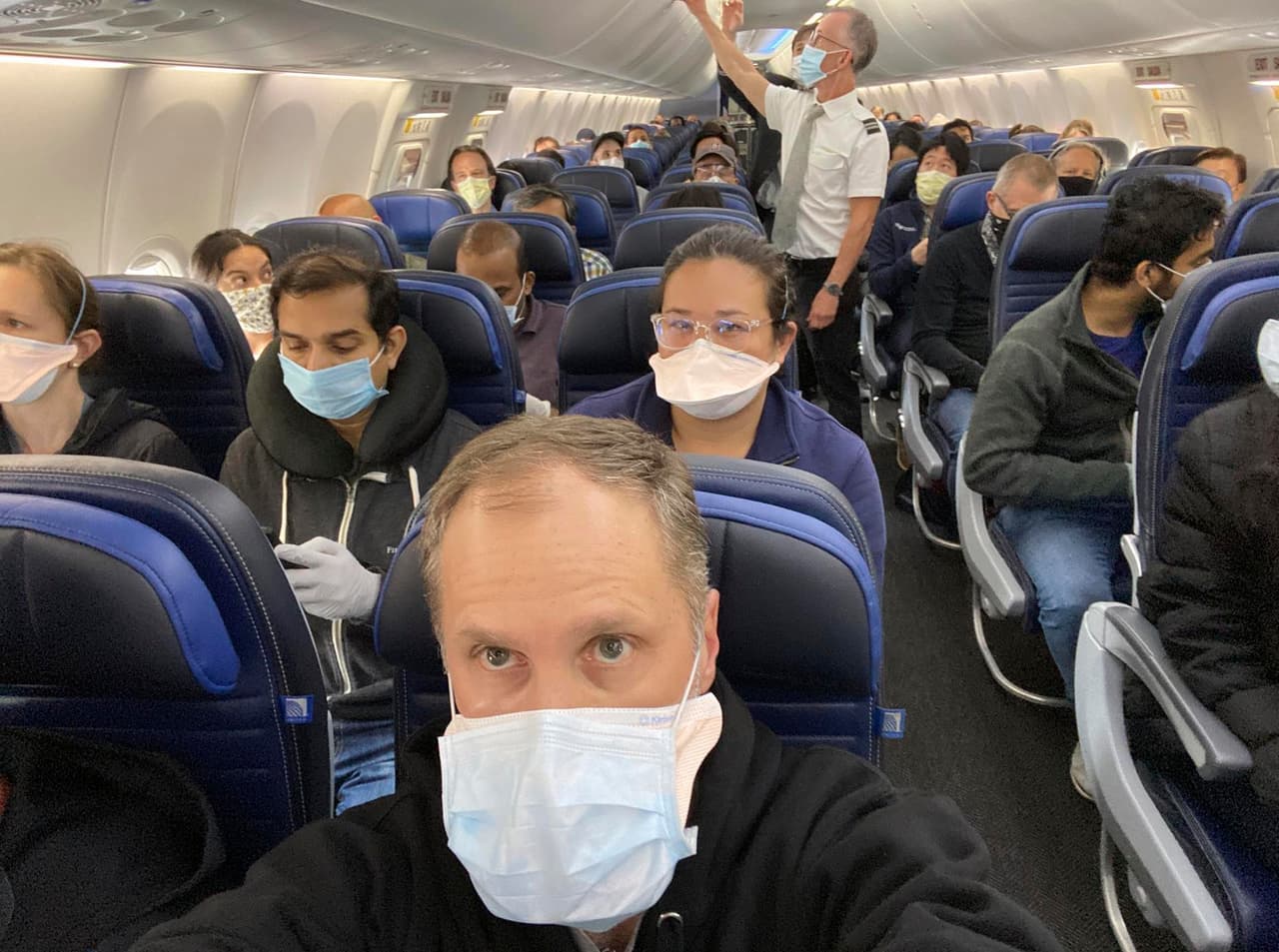 Quiso ayudar a un pasajero de un avión, ahora espera saber si contrajo coronavirus 