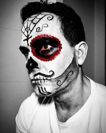 Carlos Calderón no salió a pedir dulce o truco, pero sí se maquilló el rostro como una calavera algunos días antes.