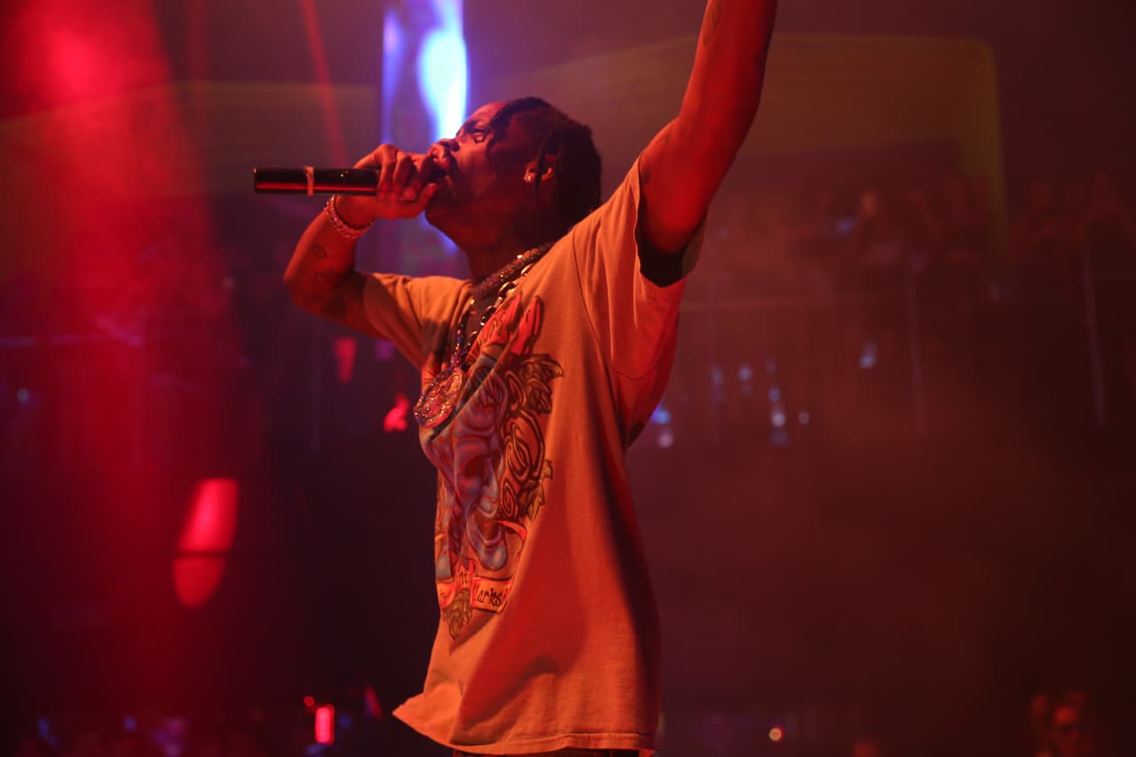 Los cargos fueron presentados luego de que en su presentación llamara a sus fans a subir al estrado, pero al hacerlo lastimaron a un guardia de seguridad, un oficial de policía y a otros asistentes.