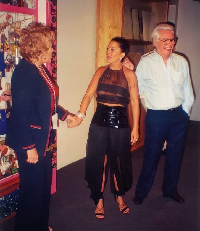 Cuando se le preguntó cómo se sentía de ánimo se limitó a decir "bye", antes de cerrar la puerta de la camioneta que la esperaba afuera de la residencia. 
<br>