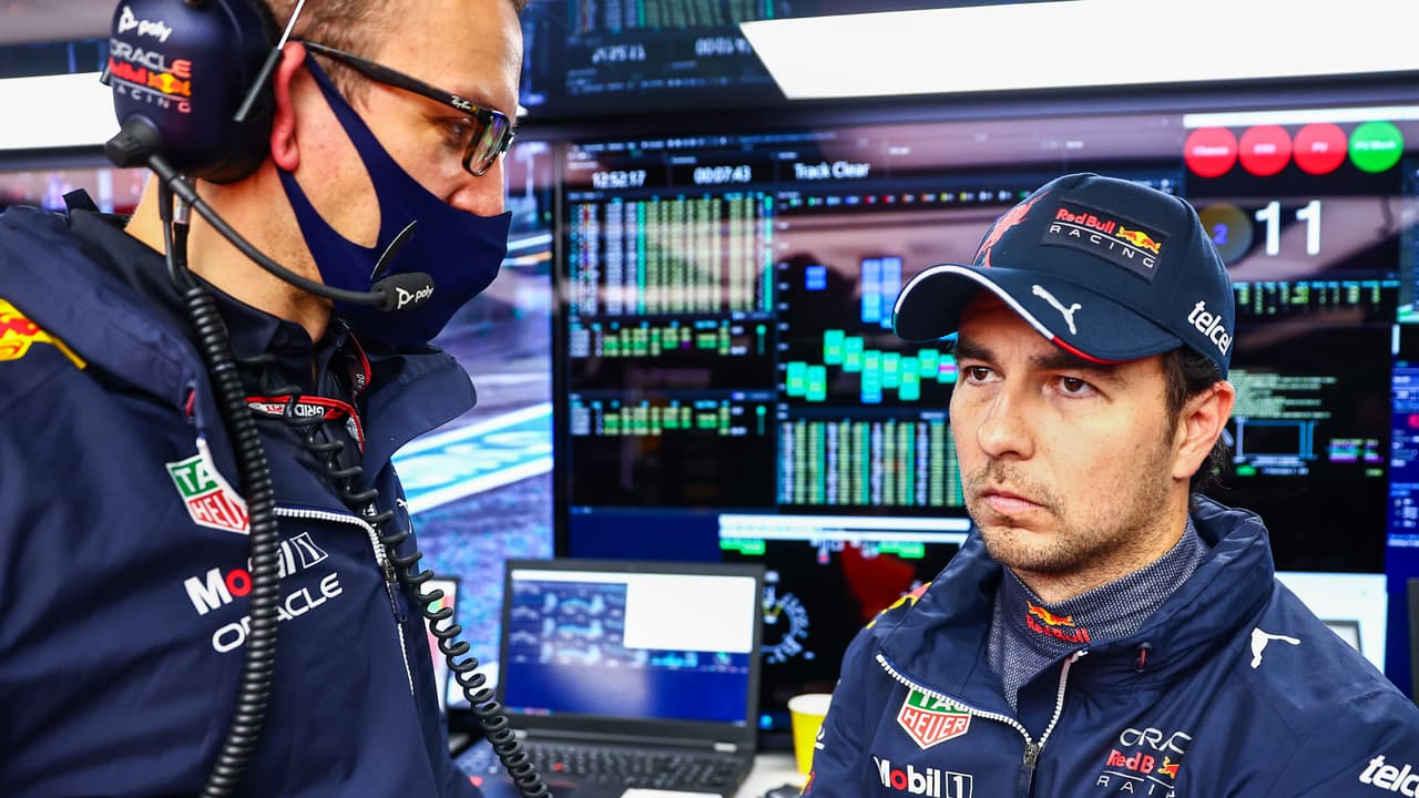 Checo Pérez vive incómodo momento: lo dejan con la mano extendida