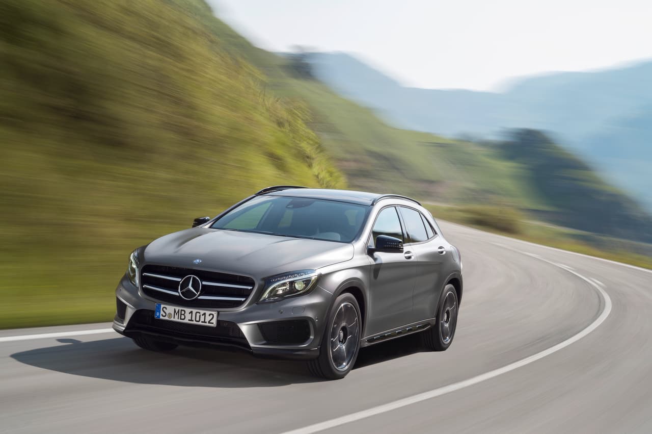 Mercedes-Benz GLA250. Precio base: $32,500. Mercedes-Benz llama 'SUV' a esta pequeña crossover, pero como deberían llamarla es 'cohete de bolsillo'. Su chasis tiene las reacciones balanceadas y firmes que su rápida dirección exige. Su 4 cilindros turbo no decepciona, sin ser un monstruo de potencia. A pesar de su precio, la GLA se siente como todo un Mercedes-Benz. Hay que tener cuidado con las opciones ya que pueden subir el precio rápidamente.