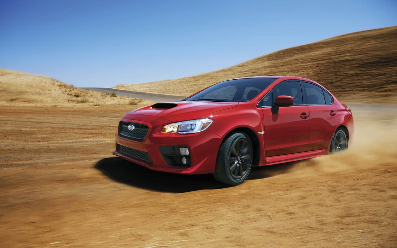 Subaru WRX STi 2016. Precio básico: $26,595. Pocas experiencias tras el volante son tan satisfactorias como escuchar el motor Boxer de Subaru responder a nuestros comandos. Afortunadamente Subaru ha puesto en el WRX el herraje suficiente para dominar los 268 caballos de fuerza que ese gran motor genera, o los 305 de la versión WRX STi, la cual a un precio básico de $34,950 se acerca peligrosamente al límite de precio de esta lista.