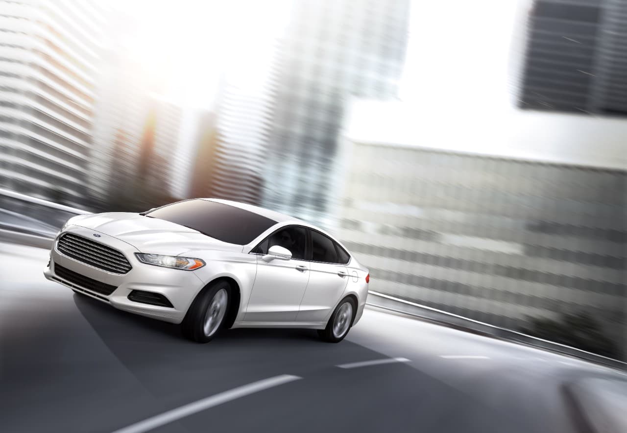 Ford Fusion. Precio básico: $22,110. El sedan familiar de Ford cuenta con un chasis ejemplar que responde con dinámicas increíbles para su tamaño y precio. El modelo Titanium ofrece el brioso y muy aclamado motor EcoBoost 2.0 litros con 240 caballos de fuerza, asientos de cuero y ruedas de 18 pulgadas por $30,630. La belleza de su diseño es estándar.