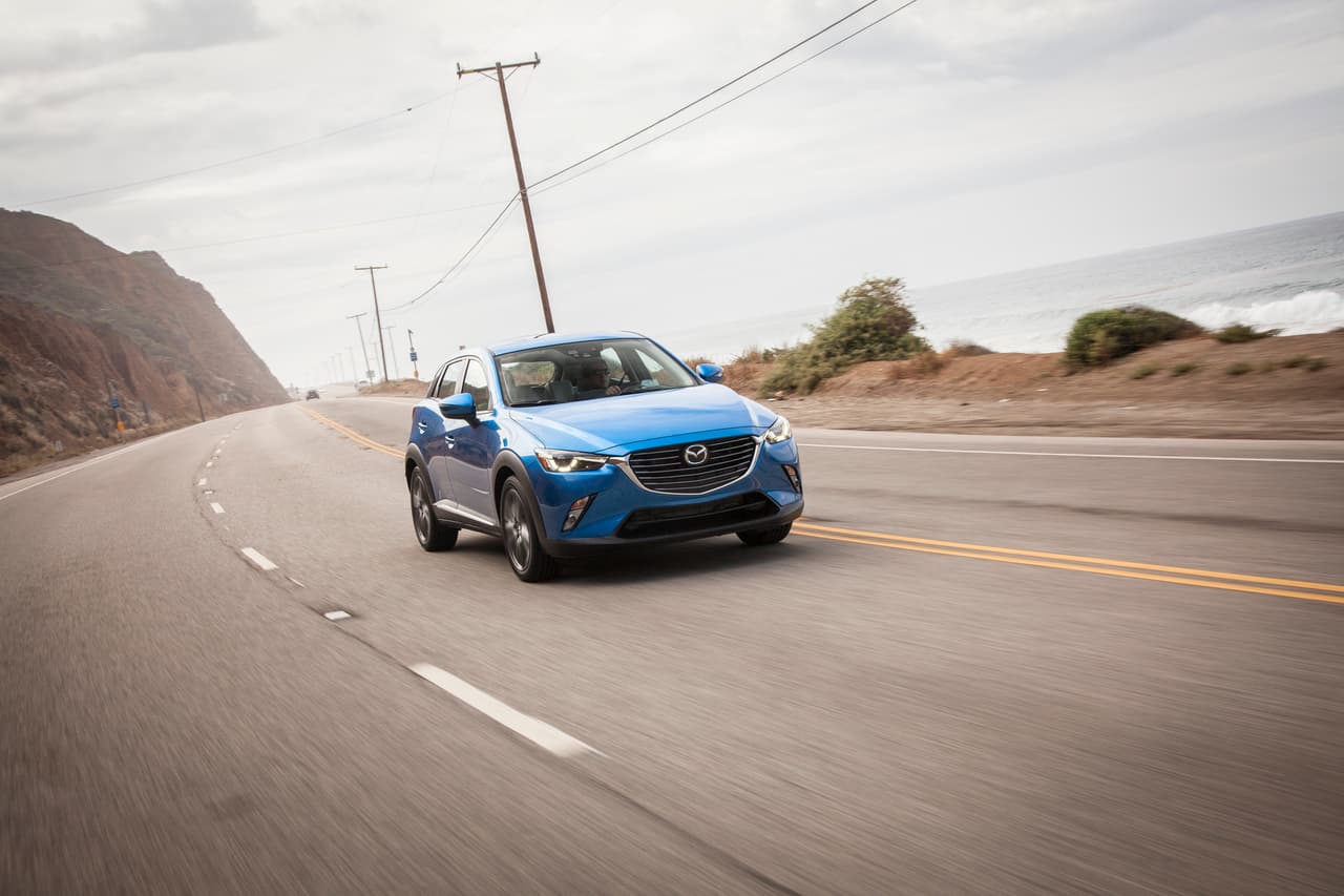 Mazda CX-3. Precio básico: $19,960. La crossover compacta de Mazda es una verdadera caja de sorpresas. Sus dinámicas de manejo y su rápida y precisa transmisión automática de 6 velocidades sumadas a su excelente cabina hacen de esta pequeña camioneta lo más parecido que vas a conseguir a un Miata de 4 puertas y portón trasero. La versión CX-3 Touring con tracción total lleva el precio a un poco más de $25,000. ¡Vale la pena!