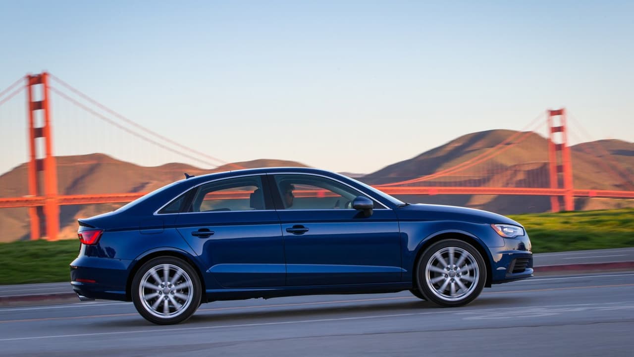 Audi A3. Precio básico: $30,900: Aún en sus versiones más básicas, el sub-compacto de Audi ofrece una experiencia de manejo estimulante. Con espacio de sobra para 4 personal con su equipaje, el pequeño Audi es una alternativa tentadora. Su pequeño tamaño no fue obstáculo para albergar su enorme ego alemán.