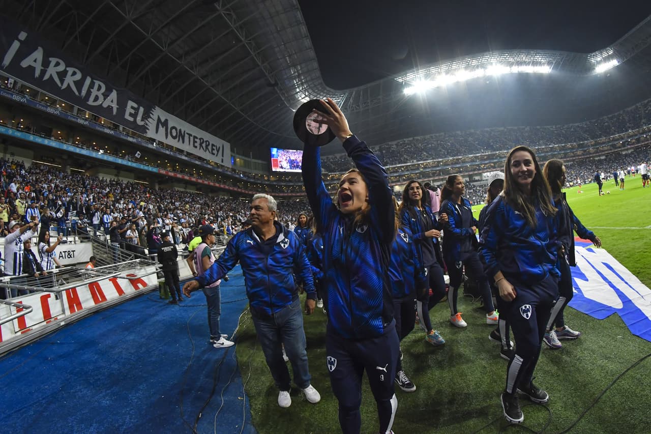 Las campeonas de la Liga MX Femenil mostraron la Copa que ganaron a la afición y animaron al equipo del Turco para vencer al América.