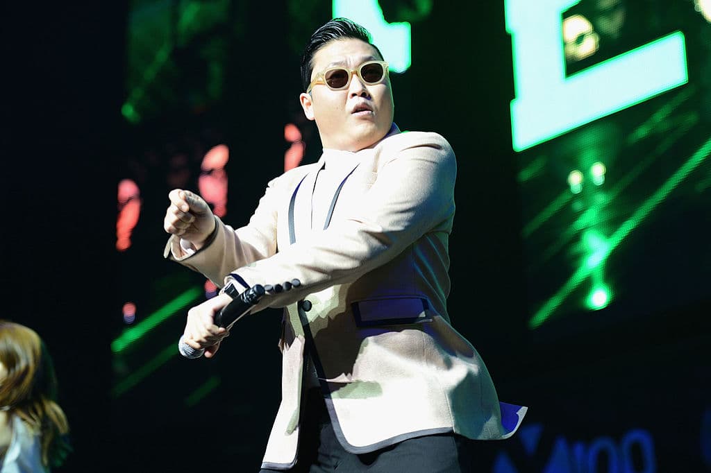 El quinto video musical más visto en Youtube durante esta década ha sido el ‘
<b><a href="https://www.youtube.com/watch?v=9bZkp7q19f0" target="_blank">Gangnam style</a></b>’ de 
<b>PSY</b>. Un video lanzado el 15 de julio del 2012 y que tiene más de 3.4 billones de vistas.