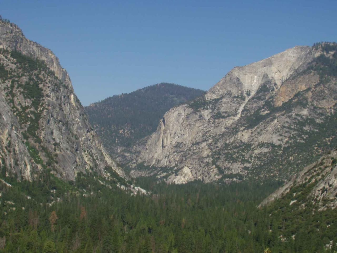 <b>Sequoia & Kings Canyon, </b>Sierra Nevada en Tulare y Fresno, CA
<br>Este parque está al norte del parque nacional de las Secuoyas y es un espectacular lugar para apreciar sus montañas, cañones, cavernas y los árboles más grandes del mundo. Este parque también es la casa del árbol General Grant, el segundo más grande del mundo después del General Sherman.