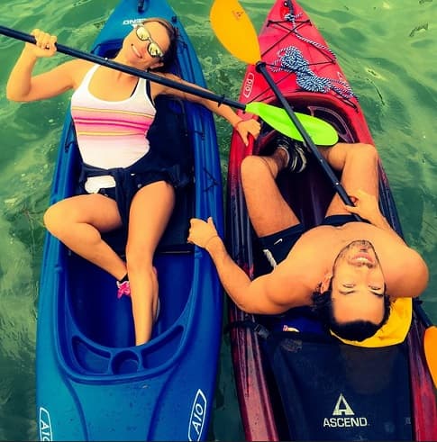 Esta chica adora la playa y todo tipo de actividades acuáticas.
