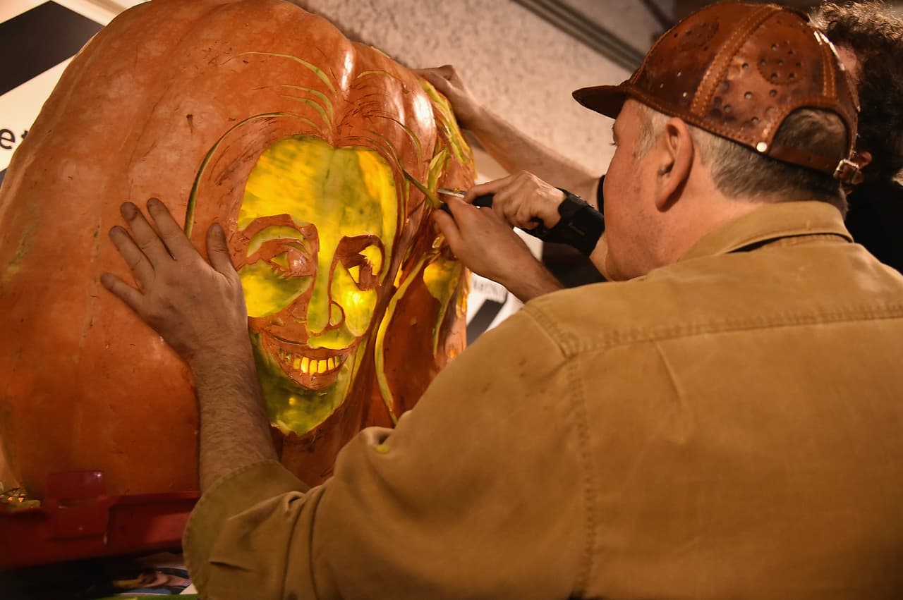 Hugh McMahon talló a la sonriente Hillary Clinton antes de que se diera a conocer que el FBI reactivaba la investigación relacionada a sus correos electrónicos.