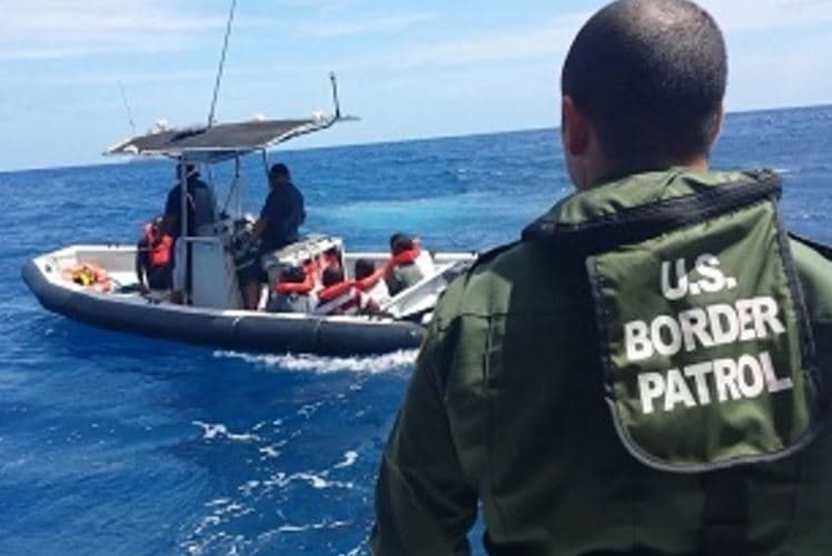 Detienen 14 indocumentados cubanos que desembarcaron en islote de Puerto Rico