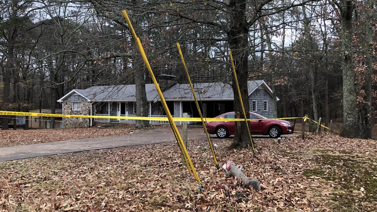 Encuentran a joven muerto en una casa a las afueras de Suwanee