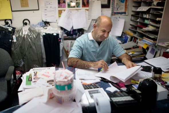 En caso de que surja un problema, es posible que no exista un servicio de la casa para los aparatos más grandes, o tal vez tengas que pagar gastos de envío si el televisor necesita ser remitido a un centro de servicio. Si esto ocurre, asegúrate de que estás de acuerdo con estos términos y averigüa con anticipación lo que pasaría en caso de necesitar que te reparen el aparato. Tal vez descubras que este gasto correría por tu propia cuenta.