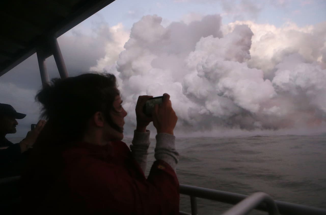 Erupción de lava del volcán Kilauea alcanza un bote turístico y causa heridas a por lo menos 13 personas