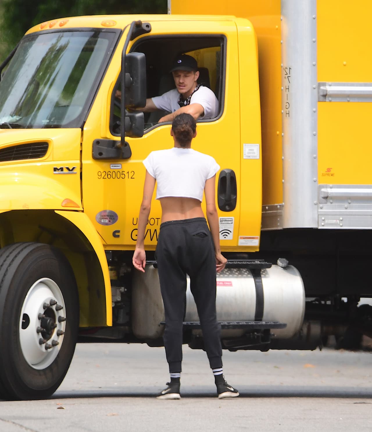 Dos días más tarde, 
<b>Ryan Dorsey manejó el camión</b> con el que trasportaron los muebles y pertenencias de la modelo de 25 años.
<br>