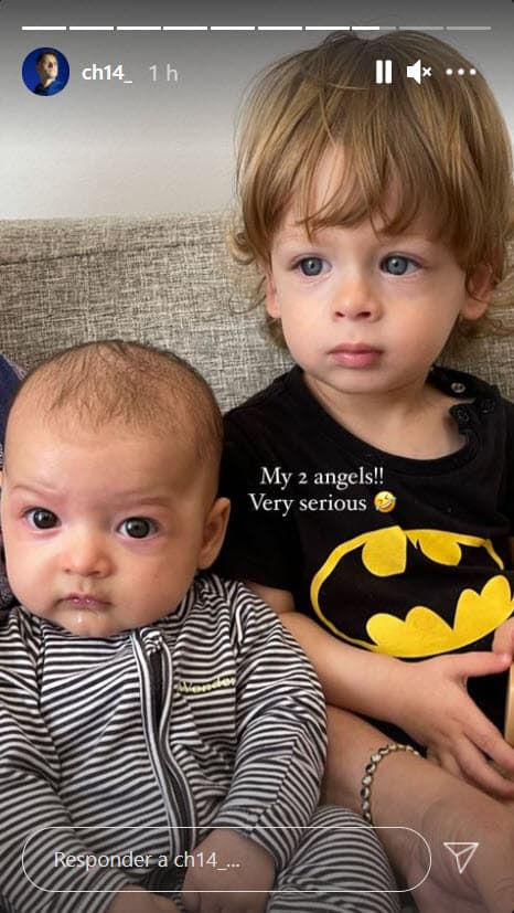 "Él tiene ojos azules por genética. Mi mamá tiene los mismos ojos azules que él. Fin de la historia. Dejen de molestar a mi familia", sentenció. 
<br>