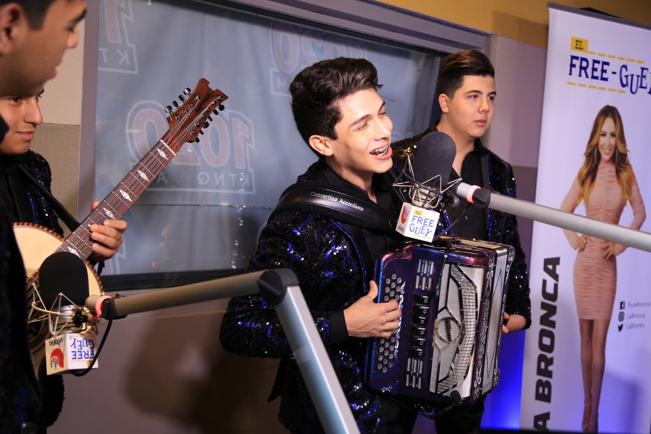 Con las canciones de su disco, 
<b>'El Problem</b>a', los locutores los invitaron a jugar 
<b>'por delante o por detrás'</b>.