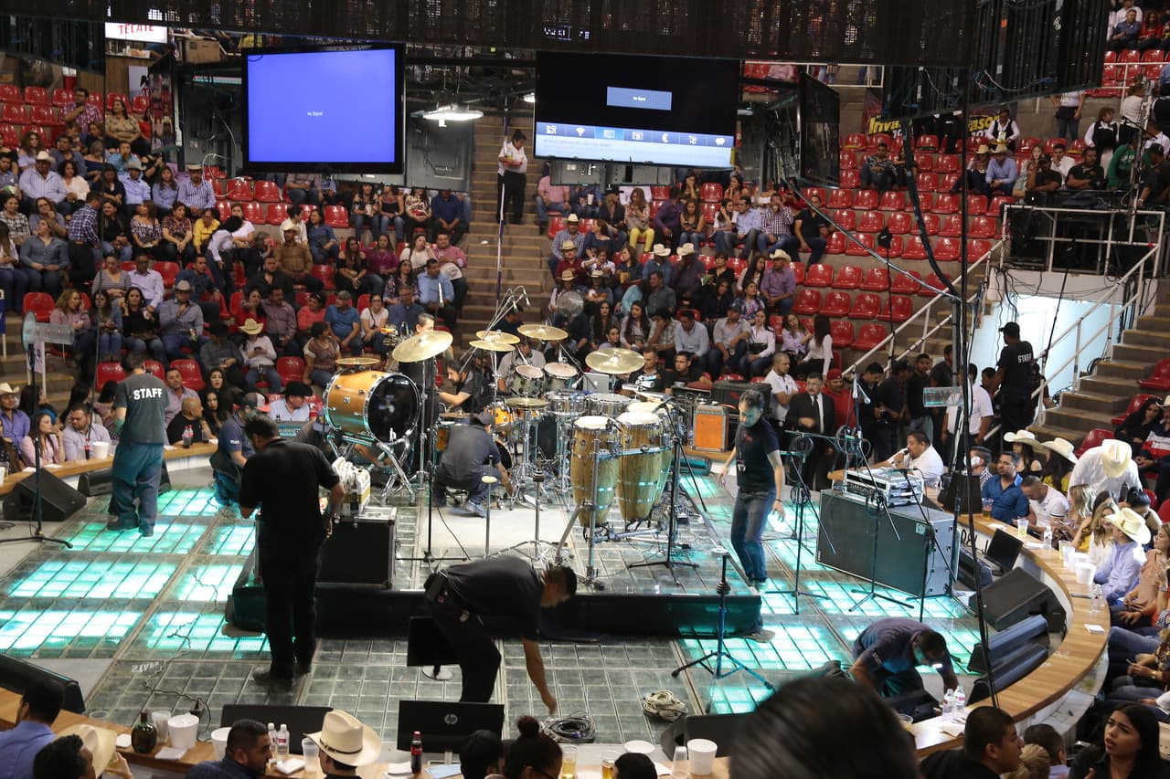 El ambiente comienza a ponerse a tono, antes de la salida de la banda.