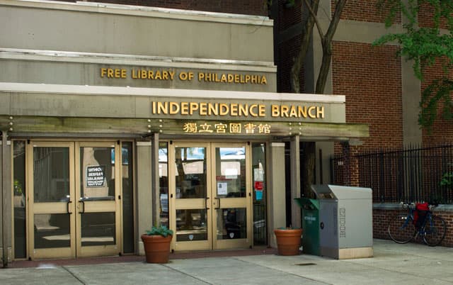 <b>Independence Library</b>
<br>18 S. 7th Street
<br>Philadelphia, PA 19106
<br>215-685-1633
<br>
<br>Llamada así por su proximidad al Parque Nacional de la Independencia, 
<a href="https://libwww.freelibrary.org/locations/independence-library" target="_blank">esta biblioteca </a>atiende a personas que viven en Society Hill, Old City, Queen Village, Washington Square West y Chinatown. Independence Branch abrió el 28 de febrero de 2001. El área infantil cuenta con un mural del cambio de estaciones de Jing-Xiang Liang, y también con una alfombra multicolor, que es un homenaje al libro infantil favorito del arquitecto, Elmer the Multicultural Elephant.
<br>
