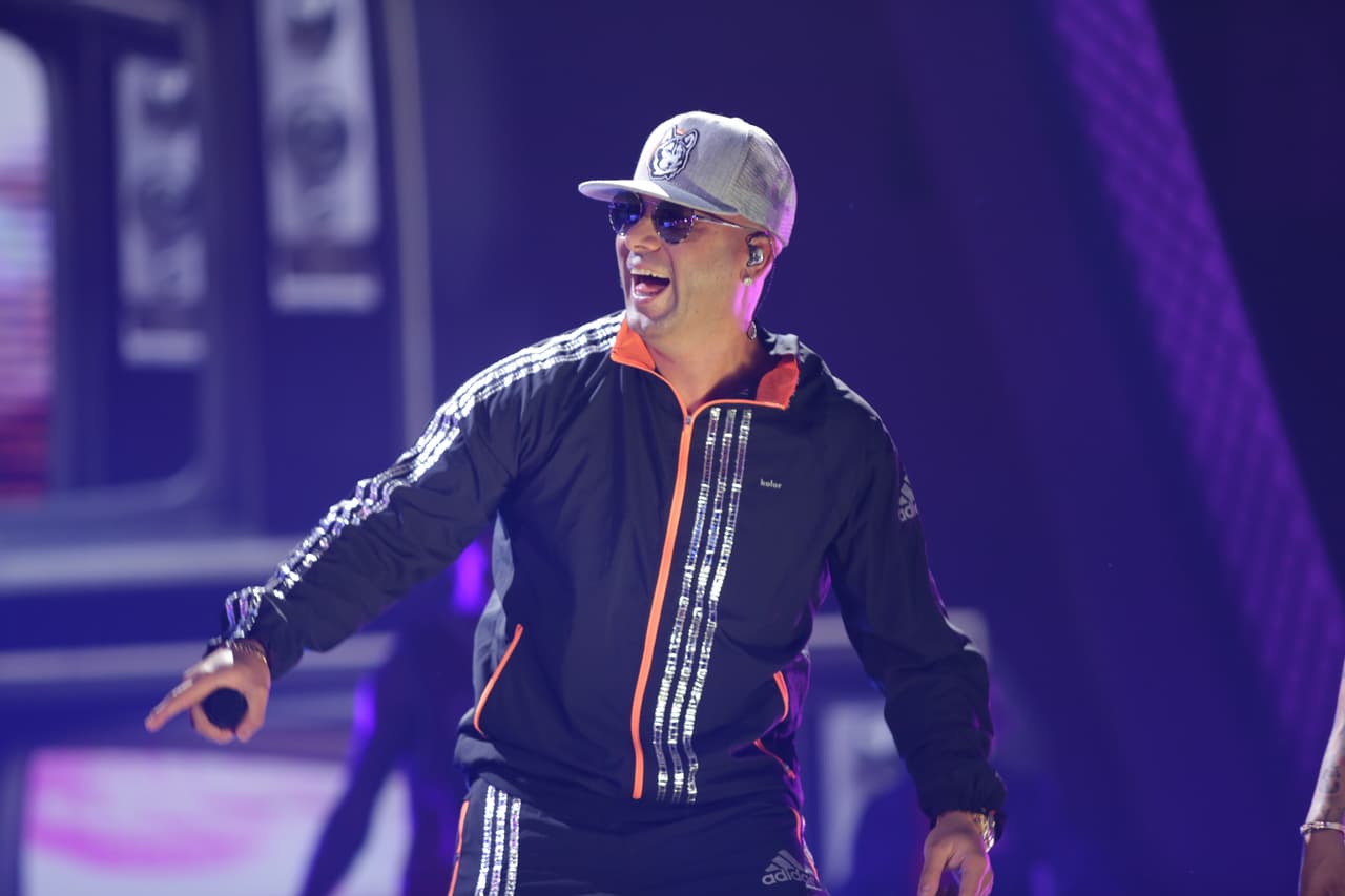 Aunque él inició su carrera musical en 1998 como parte del dúo Wisin & Yandel, pero en 2013 anunciaron su separación.