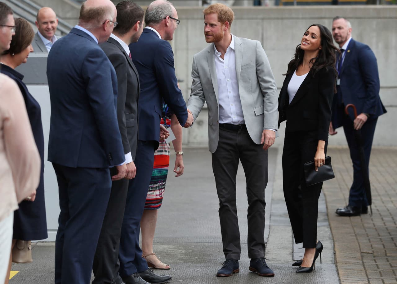 La chaqueta corta de corte amplio tenía las mangas sobre la muñeca y cierre con botonadura cruzada a juego con el pantalón recto. Para bajar la formalidad del atuendo, lo llevó con una simple
<a href="https://www.lavenderhillclothing.com/products/doublescooptshirt">t-shirt blanca</a> de cuello redondo Lavender Hills.
<br>