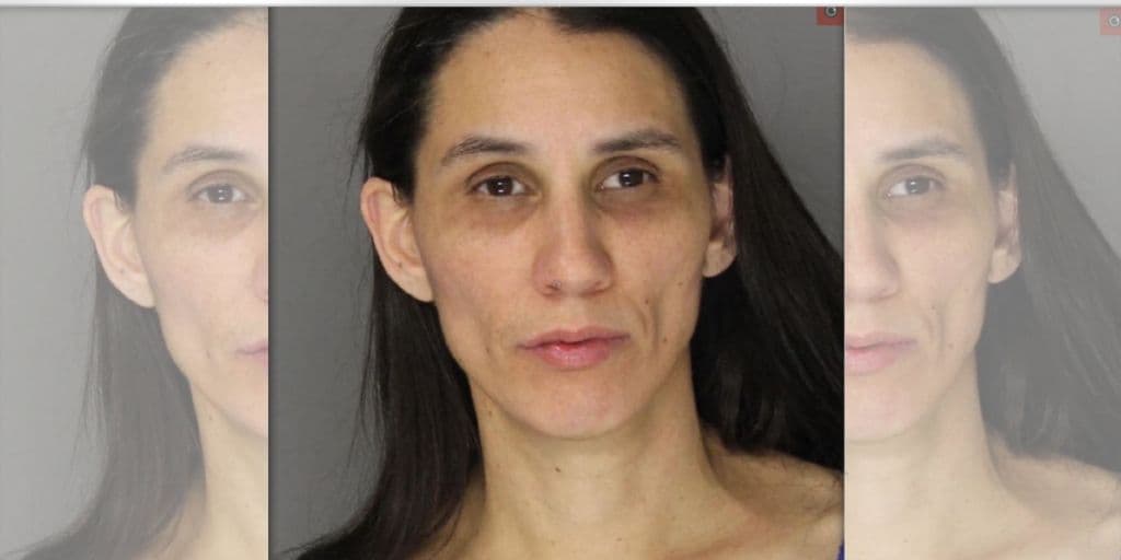 Arrestan a madre de un adolescente que pesa 26 libras