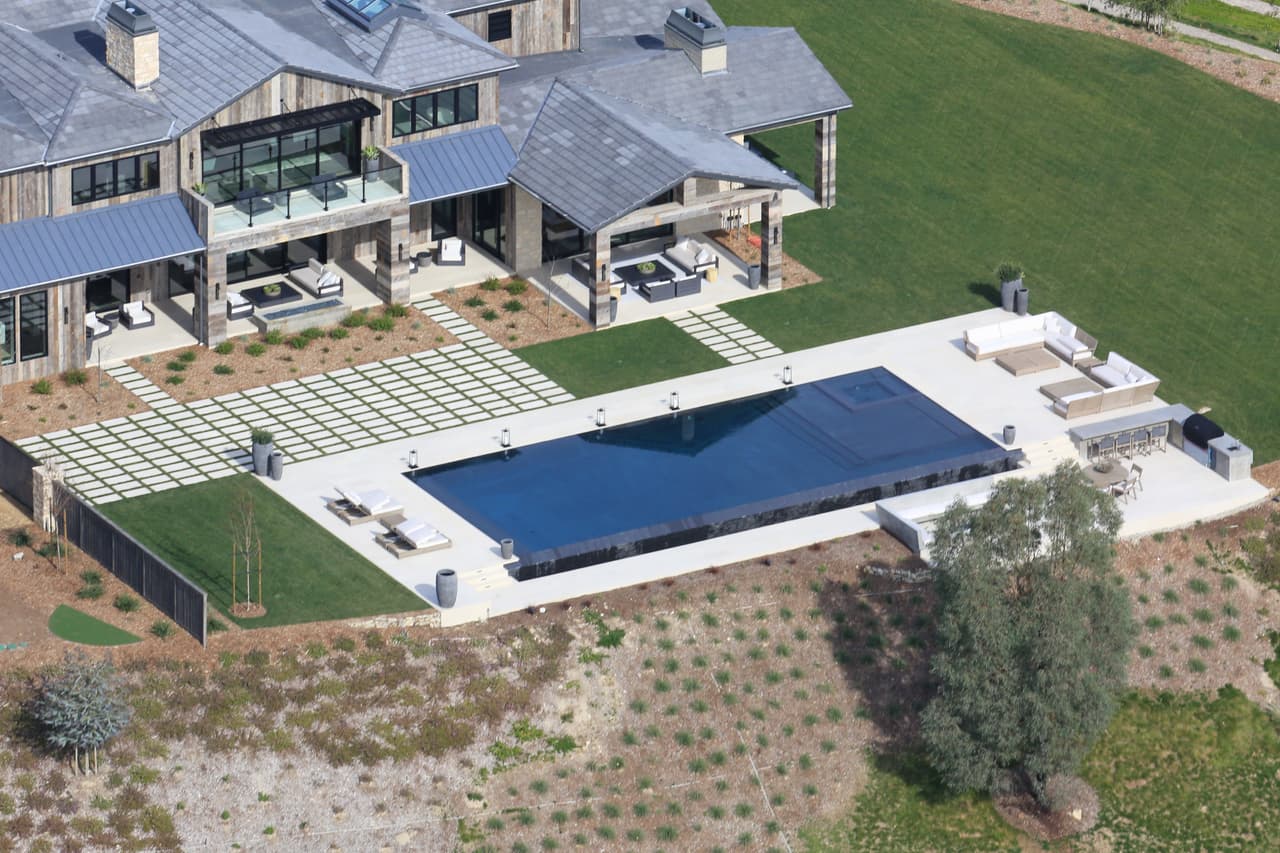 Al lado de la alberca, se encuentra una sala más pequeña, un comedor y un área de cocina y bar.
<br>