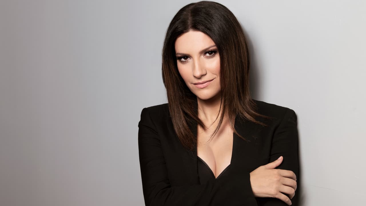 <h3 class="cms-H3-H3"><b>Laura Pausini </b></h3>
<br>Es una de las artistas italianas más exitosas y admiradas del mundo y se une a la celebración de estos premios para cantarnos su nuevo éxito ‘Caja’. Laura Pausini ha sido ganadora de cuatro Premio Lo Nuestro, en cuatro ocasiones formó parte de los performances de la noche y en 2018 fue una de nuestras conductoras.