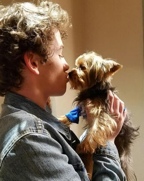 ¡Tobi se hace amigo de todos los famosos! El joven actor irlandés, Art Parkinson, amó al pequeño peludo.