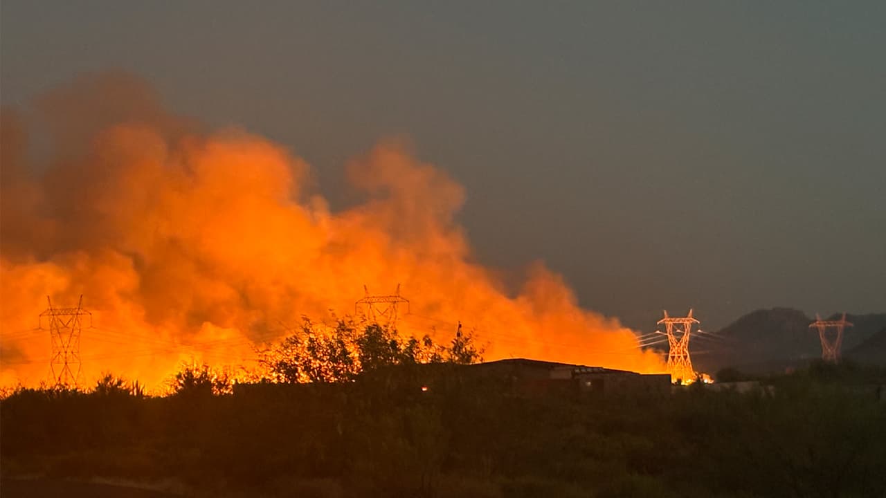 Incendio forestal Boulder View crece a 3,200 acres y provoca evacuaciones en Scottsdale