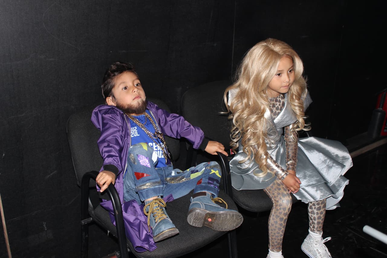 Así cachamos a mini Maluma y a la mini Trivi antes de subir al escenario.