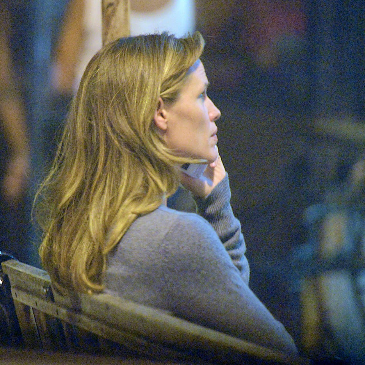 El lugar no es nada pequeño, ya que cuenta con cinco habitaciones y cinco baños.