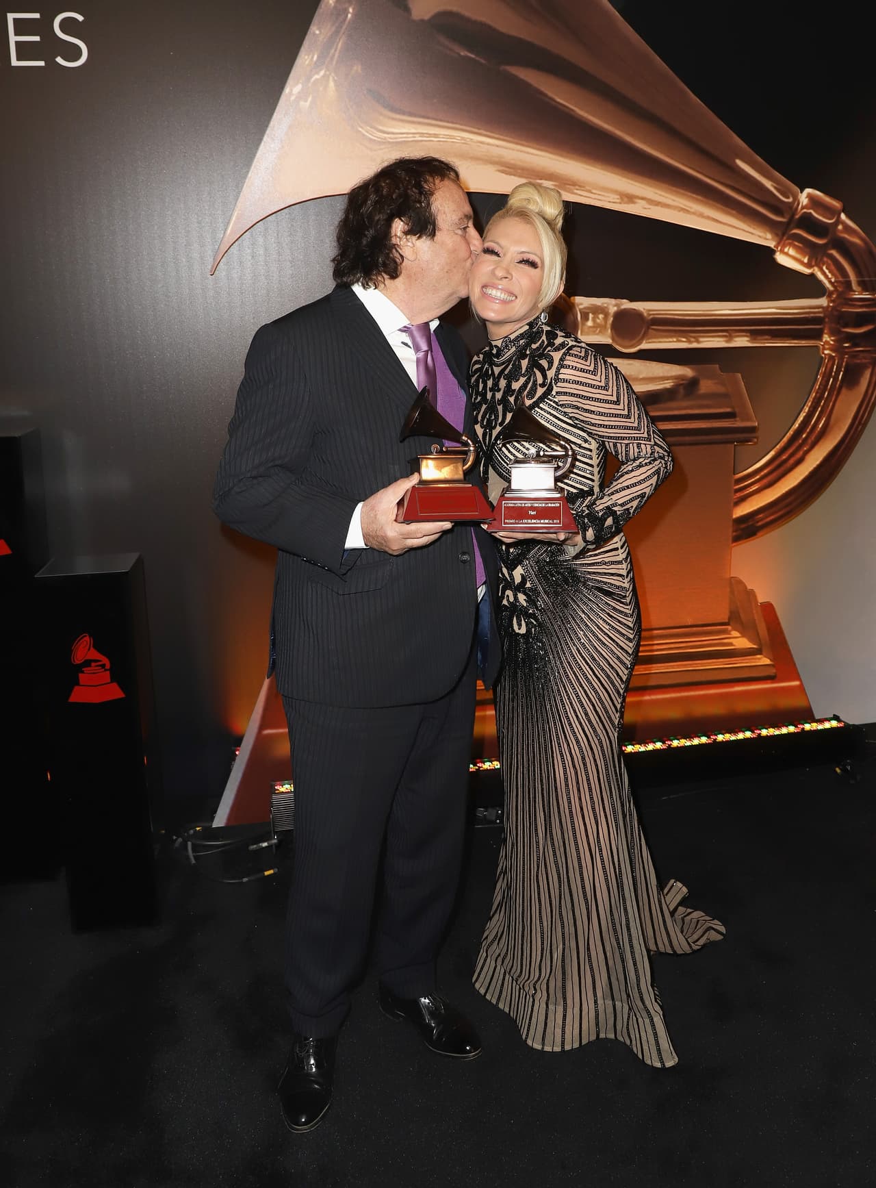 Yuri reconoció que antes no hubiera valorado tanto este premio. Dyango no encontró mejor manera de celebrar sus 50 años de cantarle al amor. Aquí los vemos a los dos celebrando.