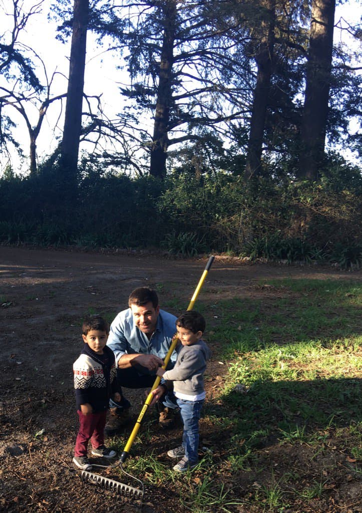 El más feliz con la llegada de los mellizos sin duda fue 
<b><a href="http://www.univision.com/temas/eduardo-capetillo">Eduardo Capetillo</a></b>, pues se ve reflejado en ellos, aunque sus tres hermanos mayores también han demostrado que serán muy buenos padres, ya que les encanta estar al cuidado de sus hermanitos. ¡Son adorables!