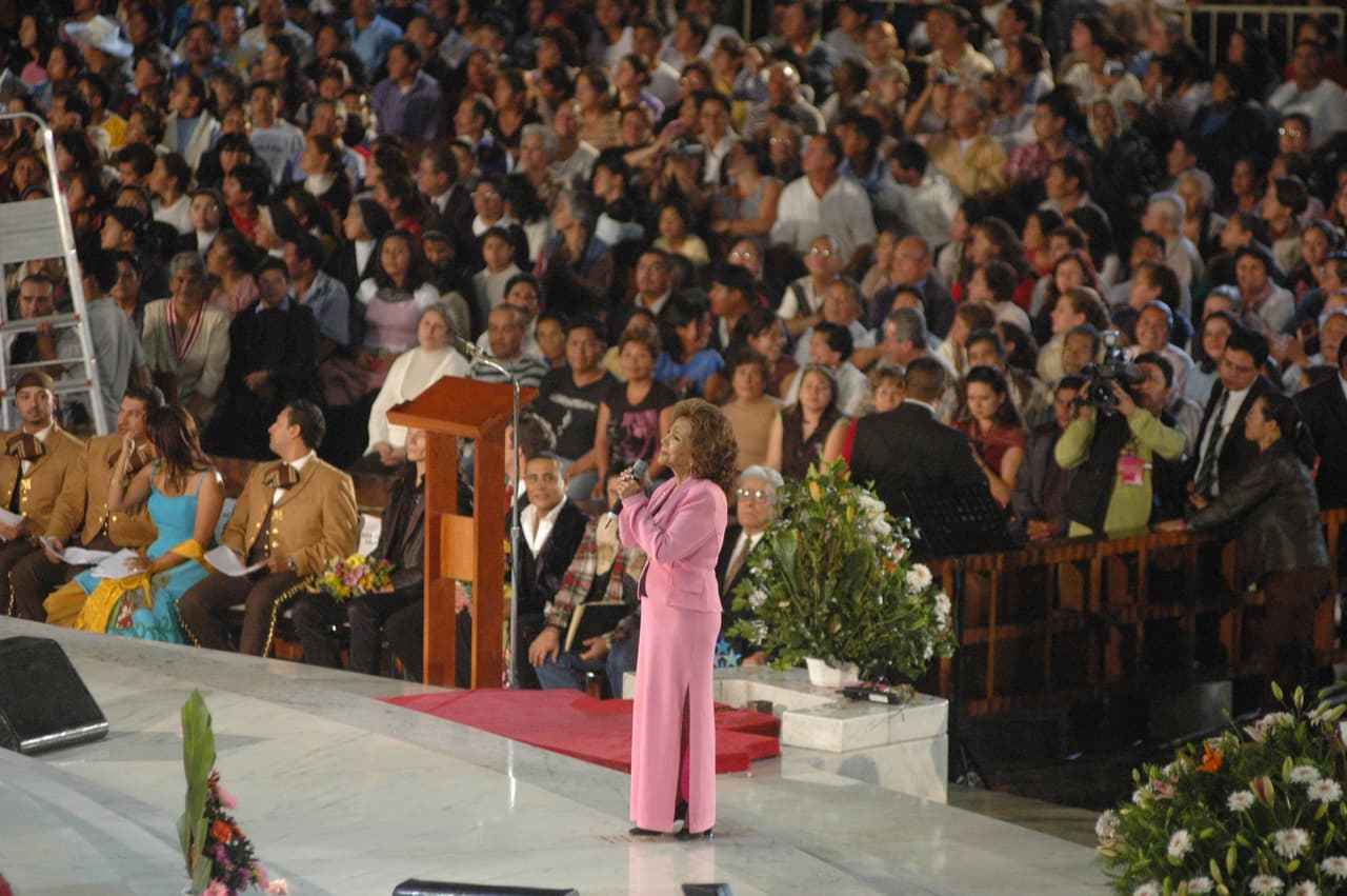 <b>María Victoria</b> no podía faltar en esta lista, ella sin importar cualquier tipo de problema cada 12 de diciembre está al pie del altar cantándole a 'La Morenita', pues desde hace años ella acude para agradecerle todo lo que le dio en el año.