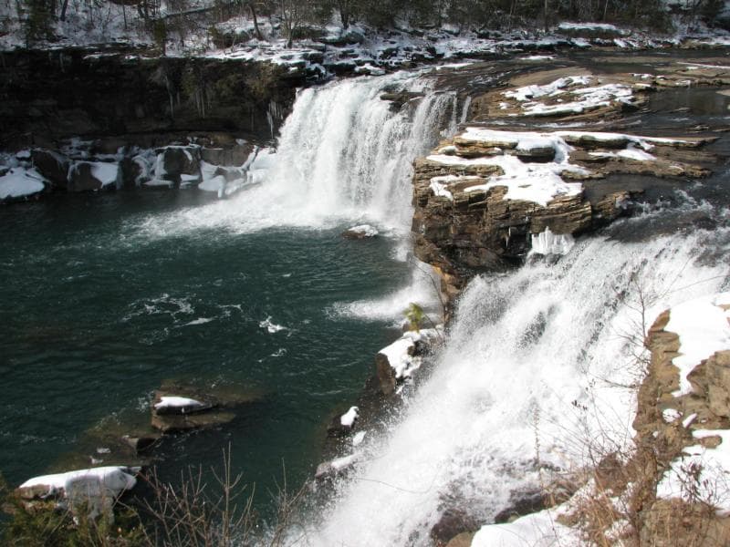 El río Little es único porque, en casi toda su extensión, fluye sobre la montaña Lookout, en el nordeste de Alabama. Altiplanos arbolados, cascadas, cañones y acantilados, pozas, peñascos y precipicios de arenisca ofrecen un marco para una gran variedad de actividades recreativas. Los recursos naturales y el patrimonio cultural se combinan para contar la historia de la reserva, un lugar especial en los Apalaches del sur.