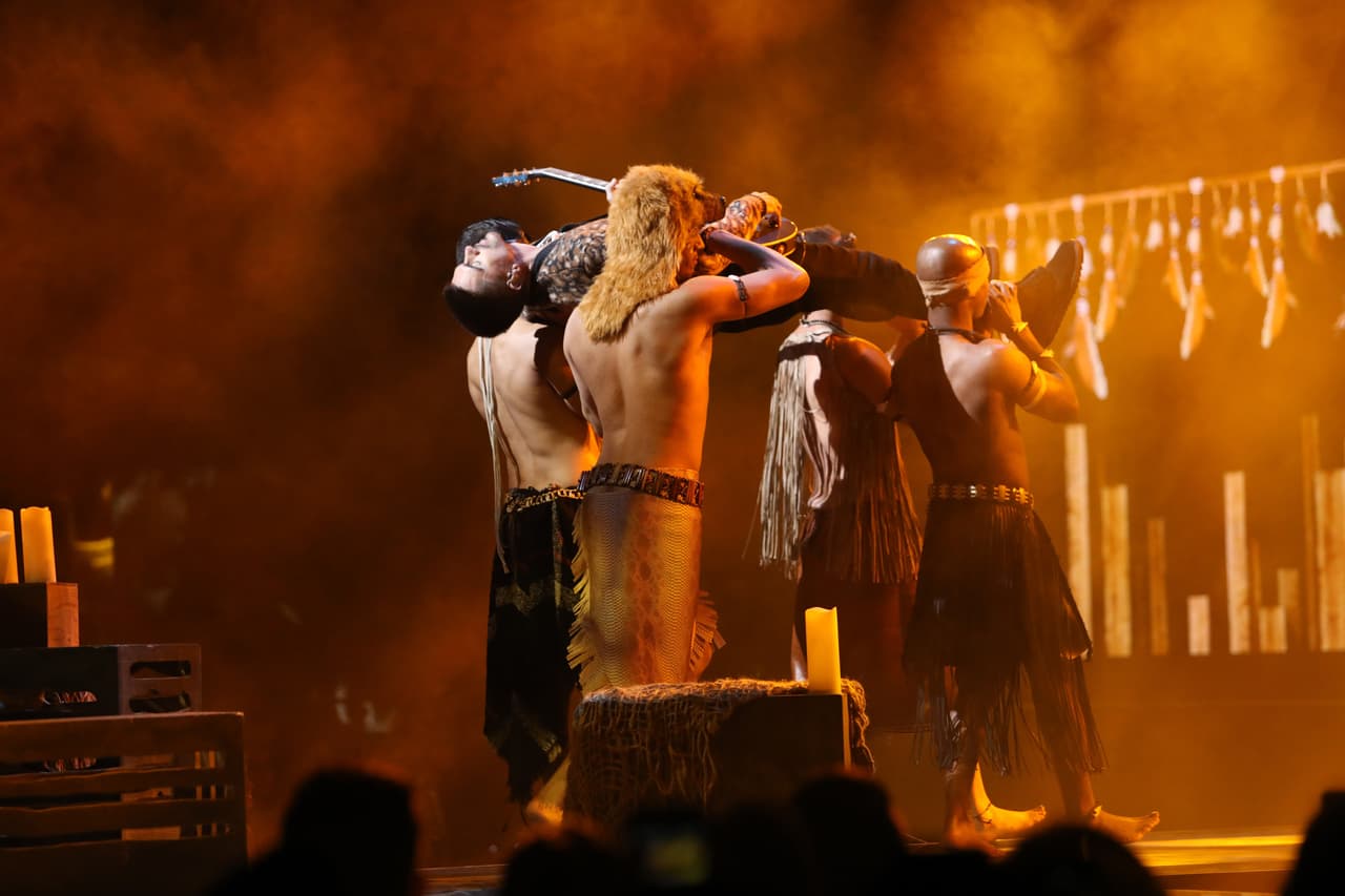 Juanes también estuvo acompañado por su grupo de bailarines.