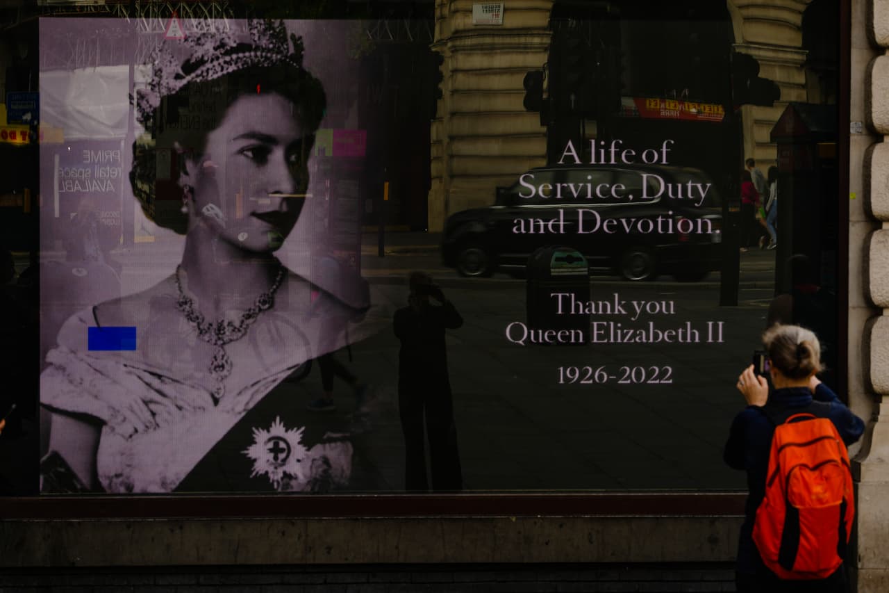 En el resto del país, las calles se han llenado de carteles con fotos de la fallecida reina Isabel II mostrándola en diferentes etapas de su largo reinado de 70 años, el más duradero en la historia de Reino Unido. Esta corresponde a la céntrica Picadilly Circus, en el centro de Londres.